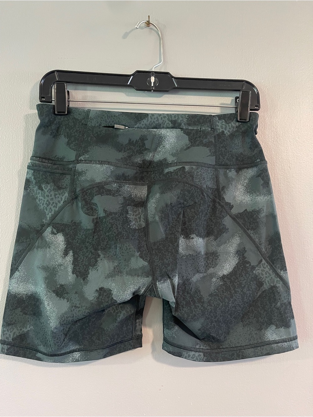 Sweaty Betty Power 6" Biker Shorts Green Terrain Camo Print Size 8 - Picture 3 of 6